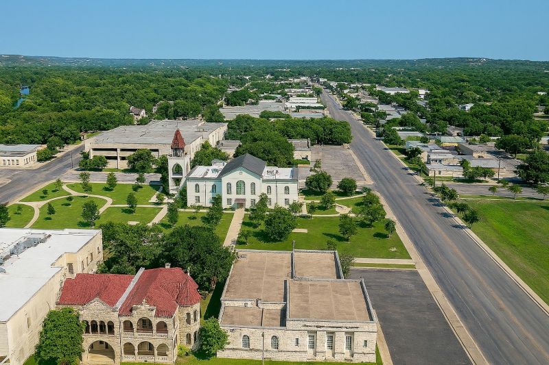Weeding And Mulching in Castroville, TX